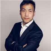 Kompetenter Mathe-Tutor, der Kinder aller Altersgruppen unterrichtet